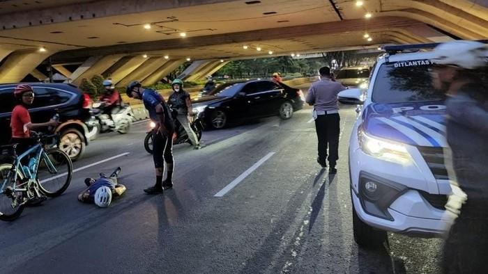 Polisi Sebut Laka Pesepeda di Fly Over Semanggi Akibat Lubang Kecil