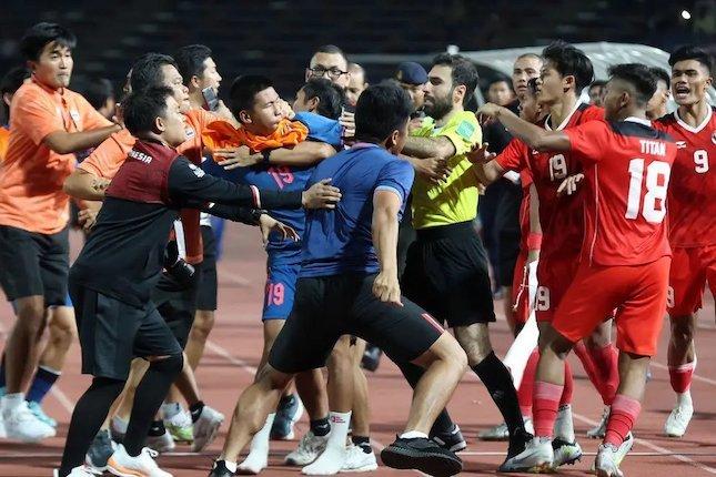 Viral Momen Arogansi Thailand Buang Boneka ke Tribun Usai Kalah dari Timnas Indonesia