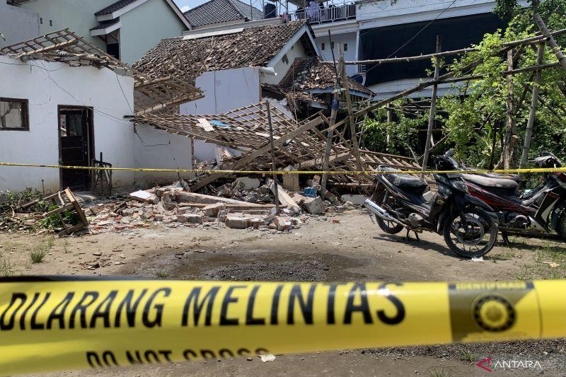Polisi Olah TKP Lokasi Ledakan akibat Bahan Baku Petasan di Batu Malang