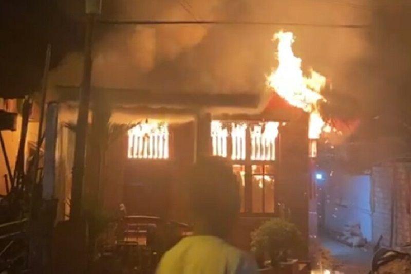 Satu Rumah di Ambon Hangus Terbakar, Empat Mobil Damkar Dikerahkan