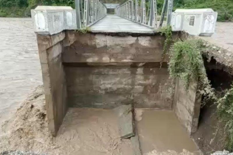 Diterjang Air Banjir, 2 Jembatan di Kabupaten Kupang Terputus