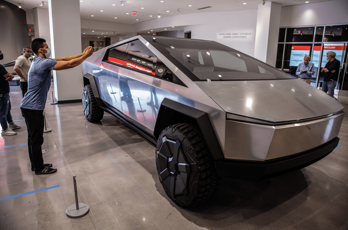 Elon Musk Buat Robot Optimus jadi Sales Tesla