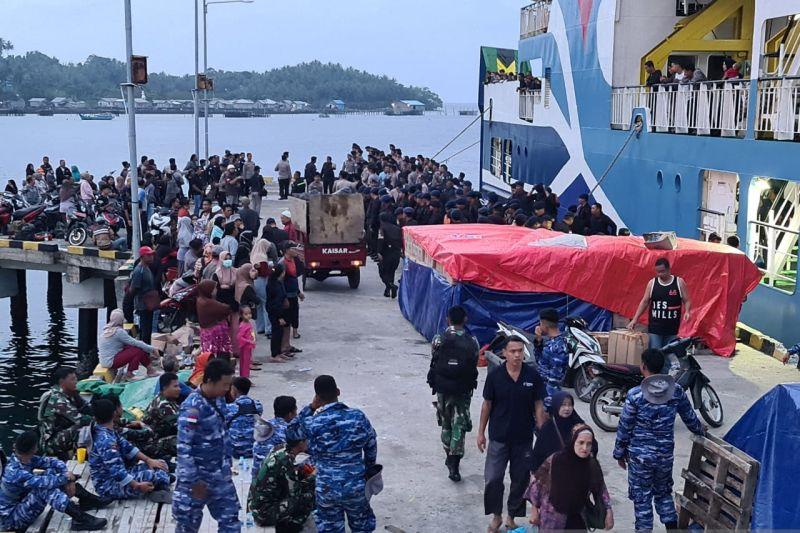Ratusan Anggota TNI dan Polri Tinggalkan Lokasi Longsor di Serasan Natuna