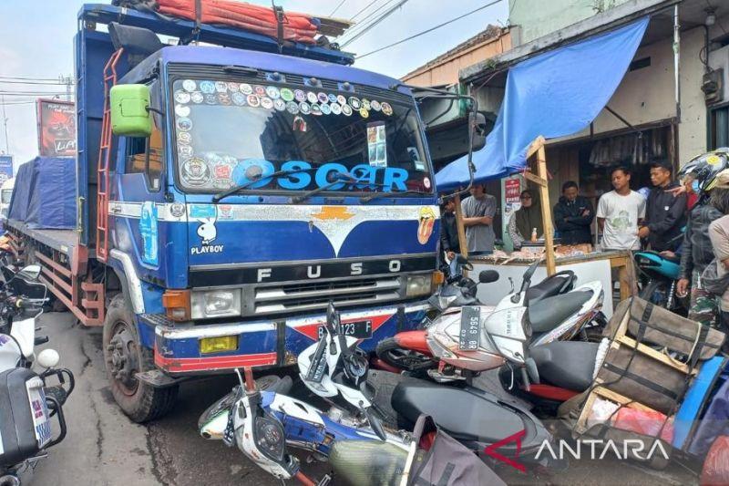 Brukk! Truk Fuso Hantam Sejumlah Motor yang Parkir di Jalan Raya Sukabumi-Cianjur