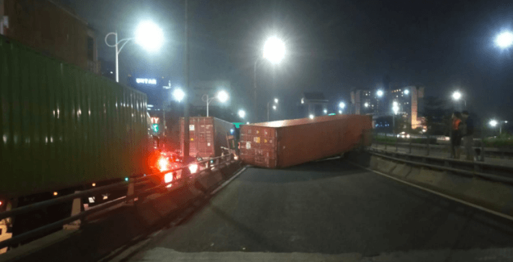 Truk Kontainer Terguling di Jalan Layang Grogol Tutupi Jalan, Lalu Lintas Macet Parah