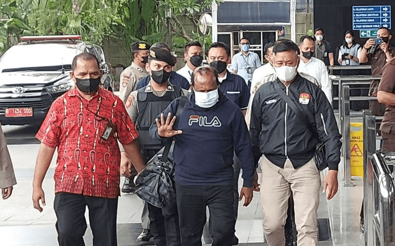 Bupati Mamberamo Tengah Tiba di Gedung Merah Putih KPK