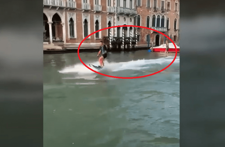 Dua Turis Eropa Ditangkap dan Didenda karena Berselancar di Kanal Venesia Italia