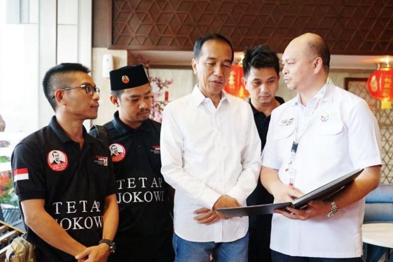 Jokowi Siratkan Capres yang Didukungnya Pria Berkerut dan Rambut Putih, Ganjar?