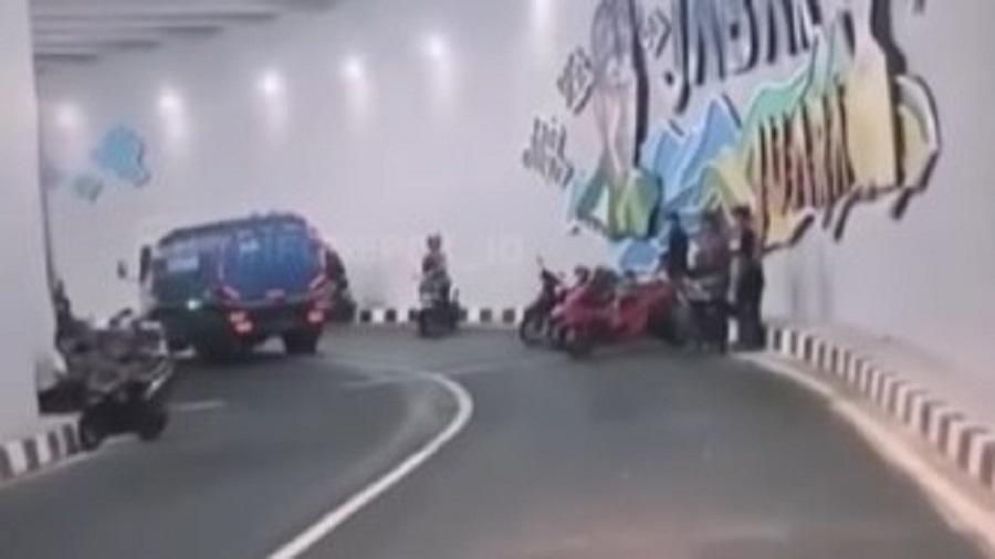 Viral Video Anak Muda 'Nangkring' di Underpass Dewi Sartika