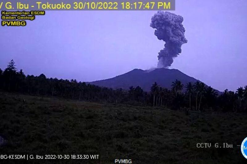 Gunung Ibu Erupsi, Semburkan Abu Setinggi 2.000 Meter