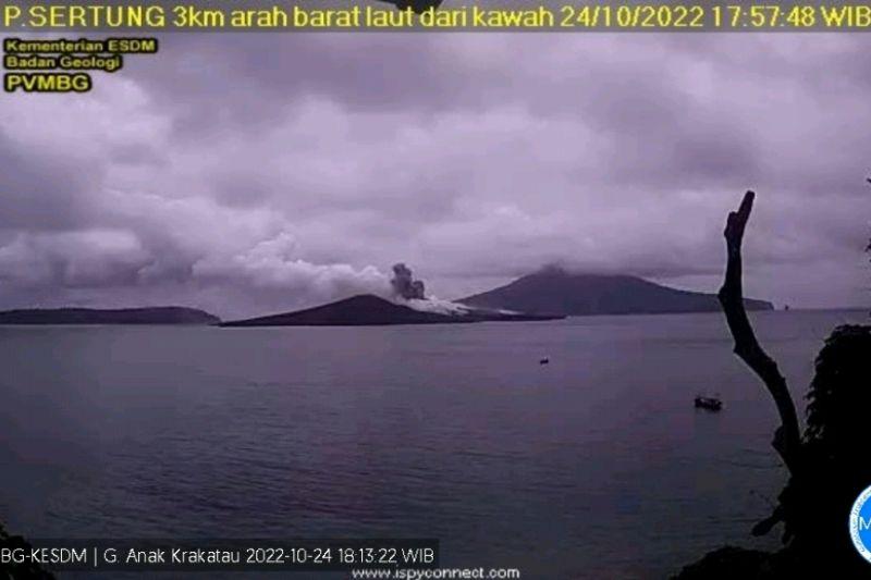 Momen Erupsi Gunung Anak Krakatau di Lampung Terekam PVMBG