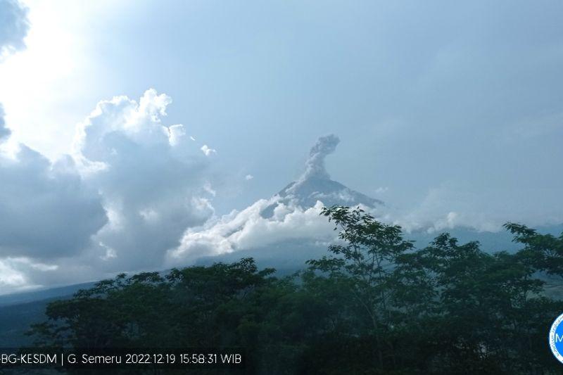 Gunung Semeru Lontarkan Abu Setinggi 1,5 Kilometer