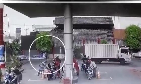 Viral! Pria Plontos Santai Lempar Korek Api saat Pengendara Motor Lagi Isi BBM