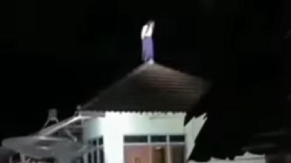 Viral Wanita di Bawean Naik Atap Rumah dan Tertawa Tengah Malam