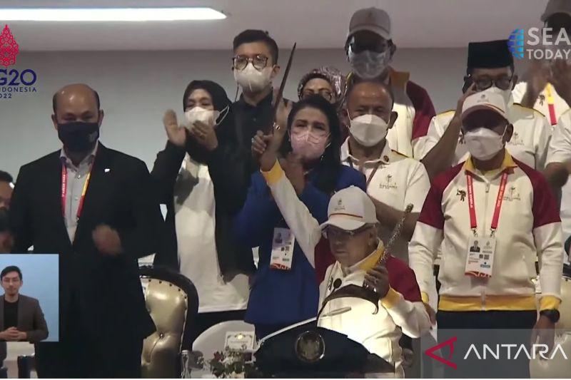 Wapres Ma'ruf Amin Resmi Buka ASEAN Para Games 2022 dan Acungkan Keris di Atas Kepala