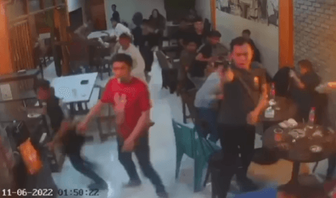 Apes! Sekelompok Pemuda Bersenjata Serang Warkop di Makassar, ternyata Banyak Anggota Reskrim lagi Ngopi