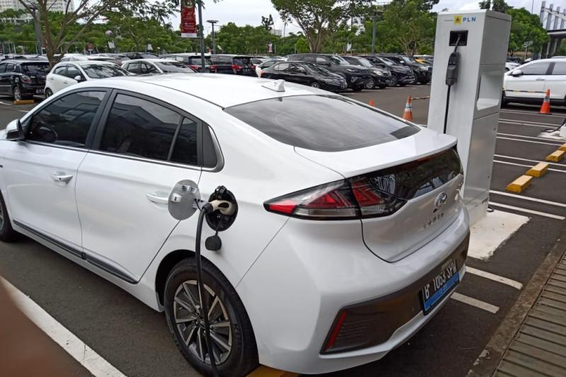 Hyundai Ioniq Electric Disuntik Mati di Indonesia, Ini Alasannya
