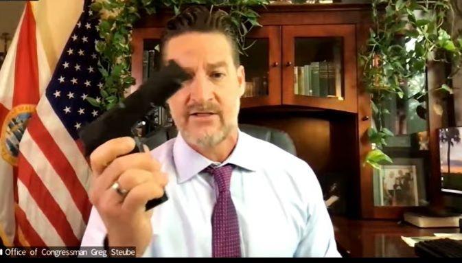 Anggota DPR Amerika Pamer Pistol dalam Sidang: Saya Bisa Lakukan Apapun dengan Pistol Saya