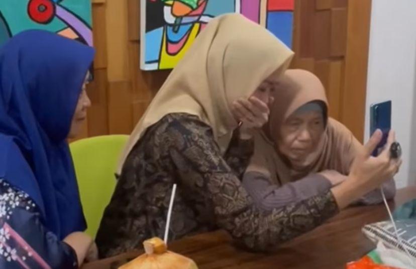 Tangis Atalia ketika Video Call dengan Ridwan Kamil yang Selesai Memandikan Jenazah Eril