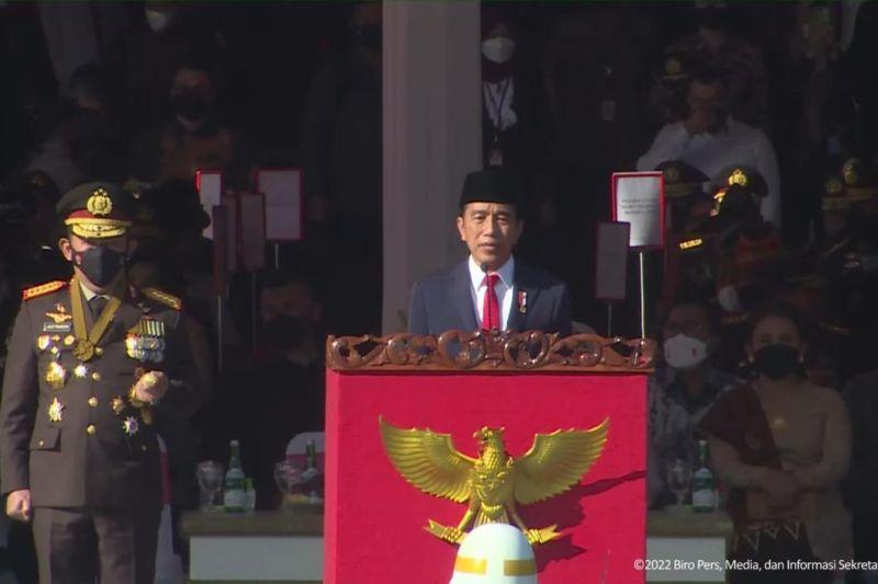 Jokowi Menganugerahkan Bintang Bhayangkara Nararya kepada 3 Anggota Polri