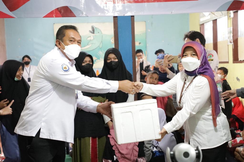 KKP Bagikan 2 Ton Ikan Jelang Hari Anak Nasional