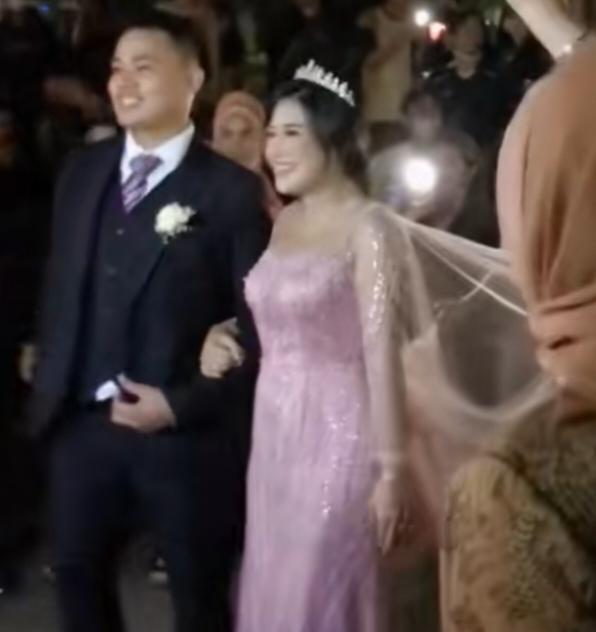 Tak Mau Kalah dari Artis, Pengantin Catwalk di Citayam Fashion Week