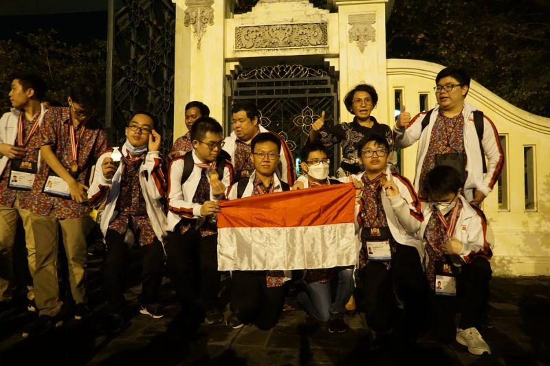 Bangga! Tim Indonesia Raih 8 Medali pada Ajang IOI 2022