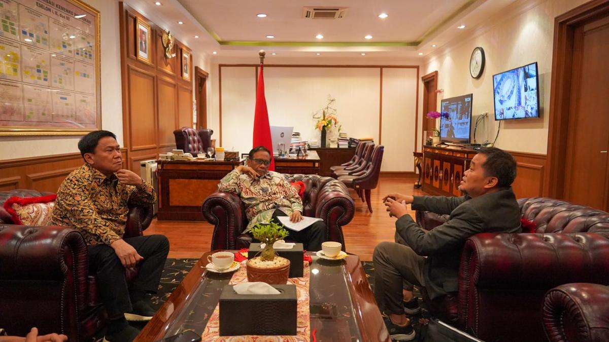 Boyamin Temui Mahfud MD Minta Laporkan Dugaan Korupsi Batu Bara di Kaltim ke Jokowi dengan Potensi Kerugian Negara Rp9,3 Triliun