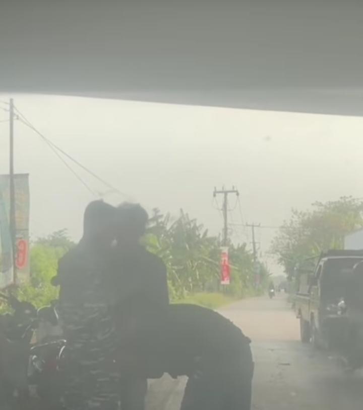 Kicep! Preman Cium Tangan usai Tahu yang Dipalaknya Adalah Prajurit TNI AL
