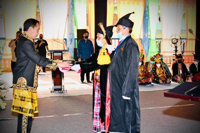 Jokowi Dapat Gelar La Ode Muhammad dari Kesultanan Buton