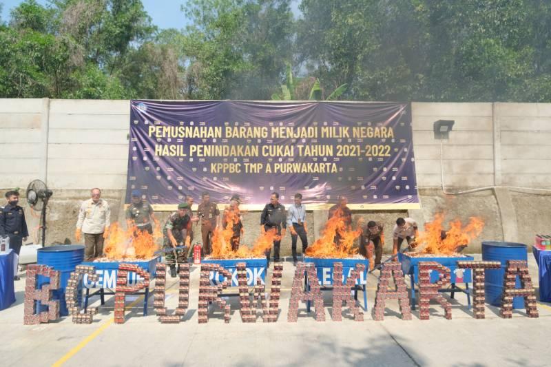 Bea Cukai Purwakarta dan Pantoloan Kompak Musnahkan Jutaan Batang Rokok dan Ratusan Botol Miras Ilegal