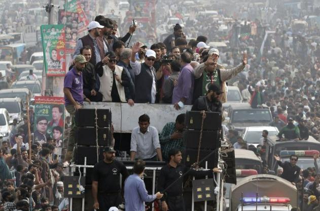 BREAKING NEWS: Mantan PM Pakistan Imran Khan Ditembak