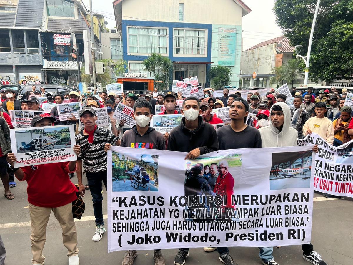 Ratusan Warga Papua kembali Geruduk Kejagung, Tuntut Proses Dugaan Korupsi Pesawat-Heli di Mimika