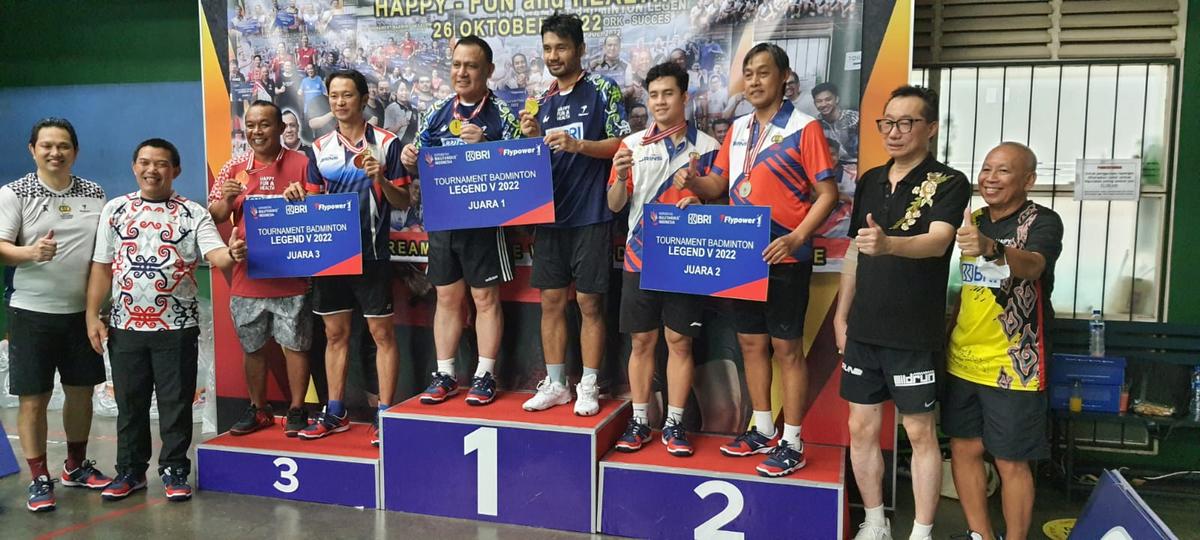 Smash! Ketua KPK Tumbangkan Atlet Bulu Tangkis Bambang Suprianto dalam Tournament Badminton Legend