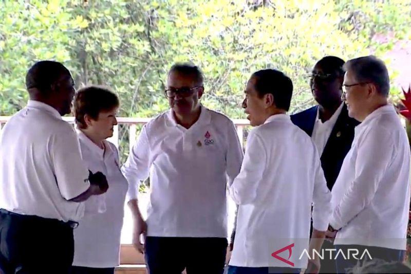 Kompak Kenakan Baju Warna Putih, Tamu Negara Mulai Tiba di Tahura Bali