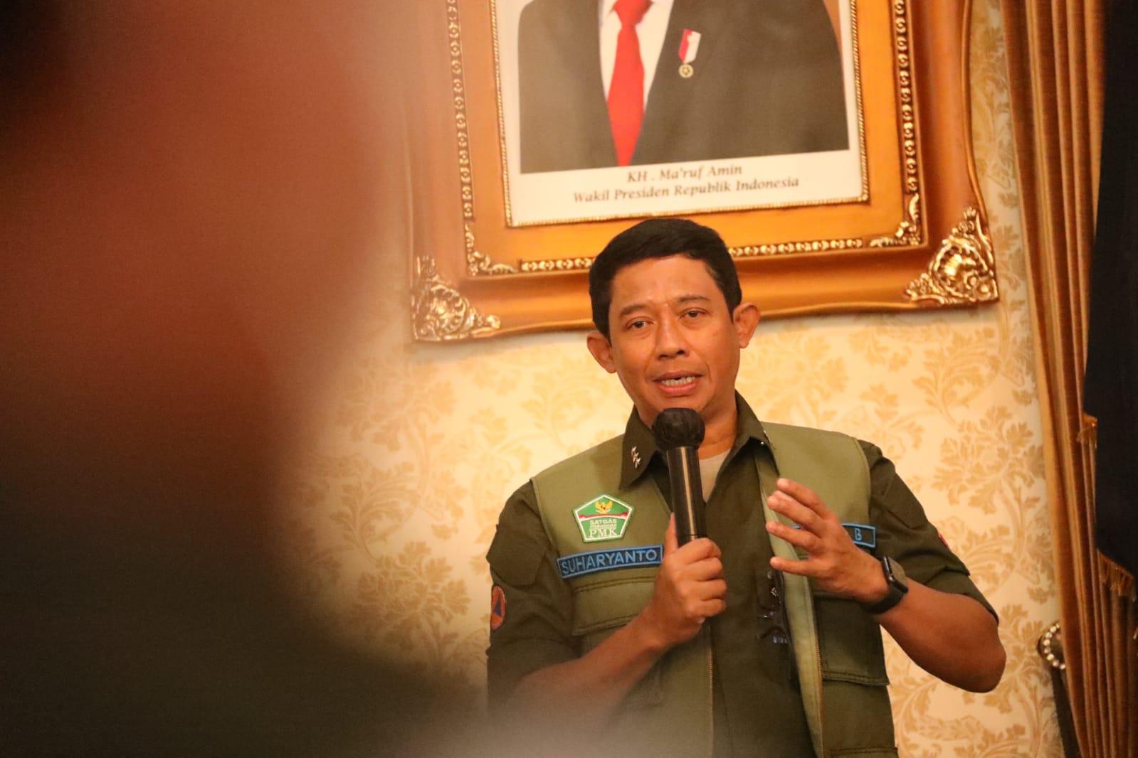Kepala BNPB Tinjau dan Distribusikan Logistik untuk Korban Terdampak Gempa Cianjur dengan Motor