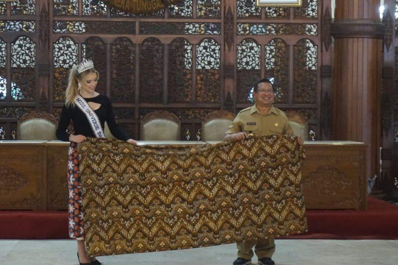 Putri Kecantikan Swiss Lelang Batik untuk Bantu Korban Gempa Cianjur
