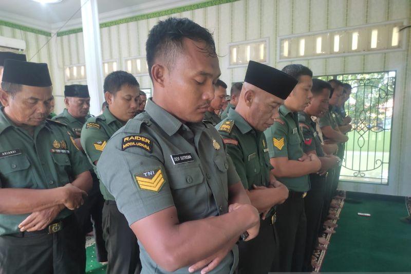 Prajurit Kodim 0415 Jambi Salat Gaib untuk Korban Gempa Cianjur