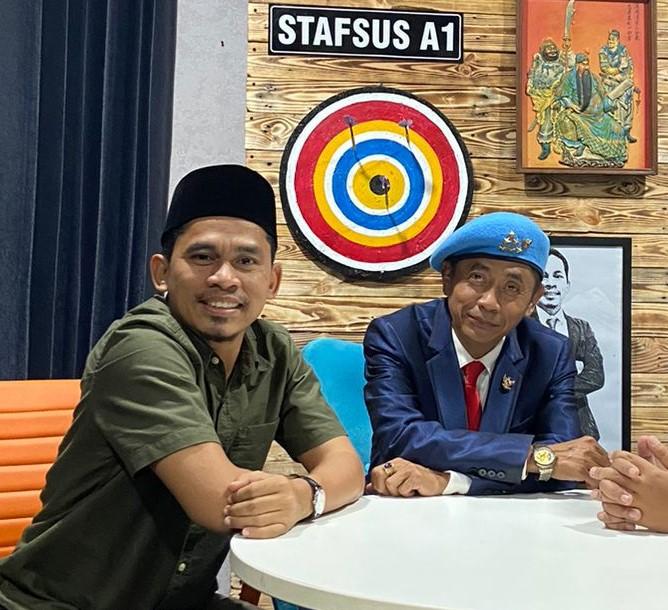 Usai Musra Relawan Jokowi, Lord Rangga Makan Sate Bandeng di Padepokan Banten