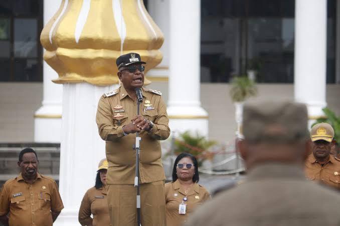 Meski Jadi Tersangka, Plt. Bupati Mimika Johanes Rettob masih Melenggang ke Kantor, Aliansi Mahasiswa Desak Ditahan!