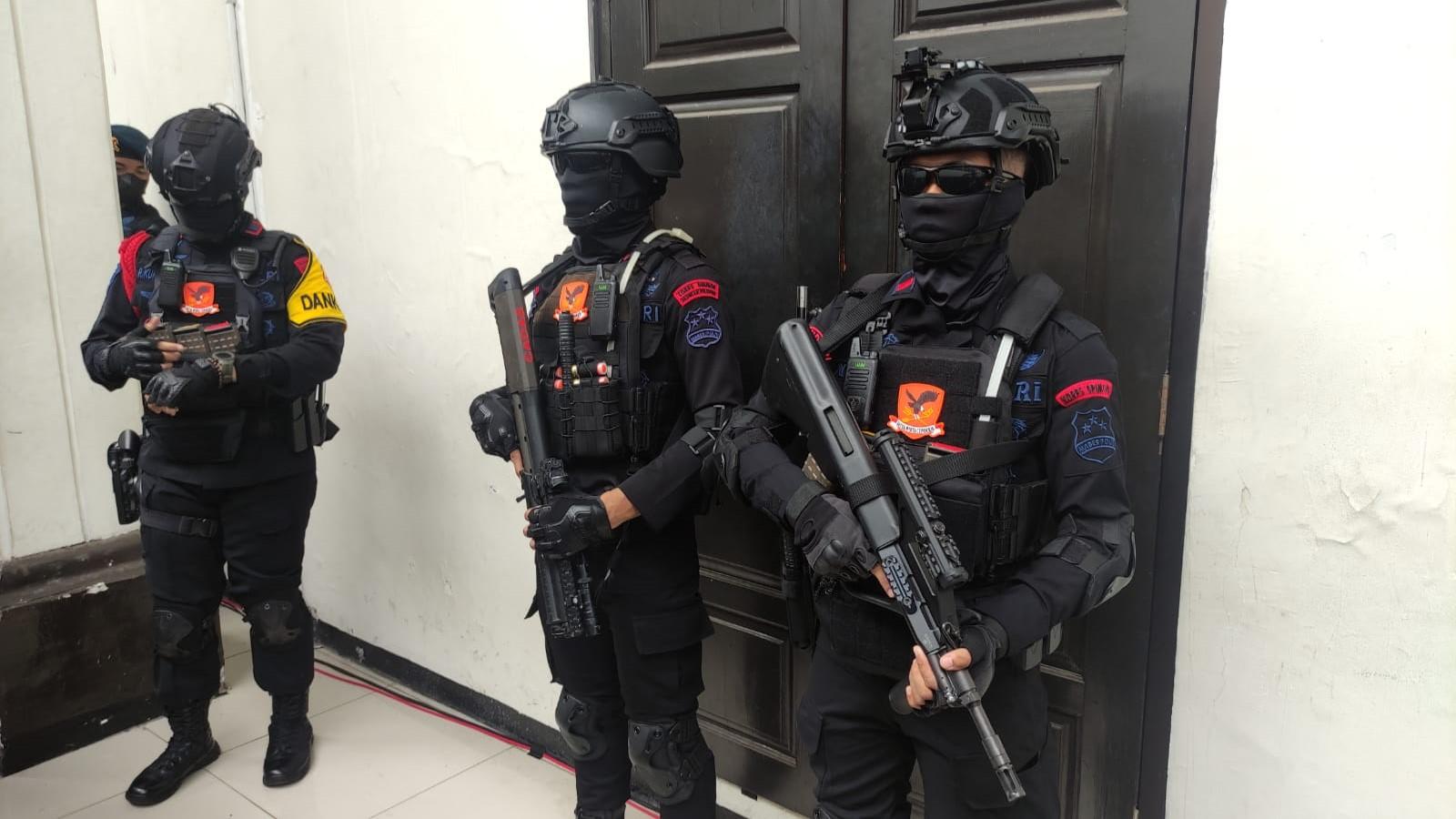 Brimob Bersenapan Laras Panjang Kawal Ketat Pintu Ruang Sidang PN Jaksel