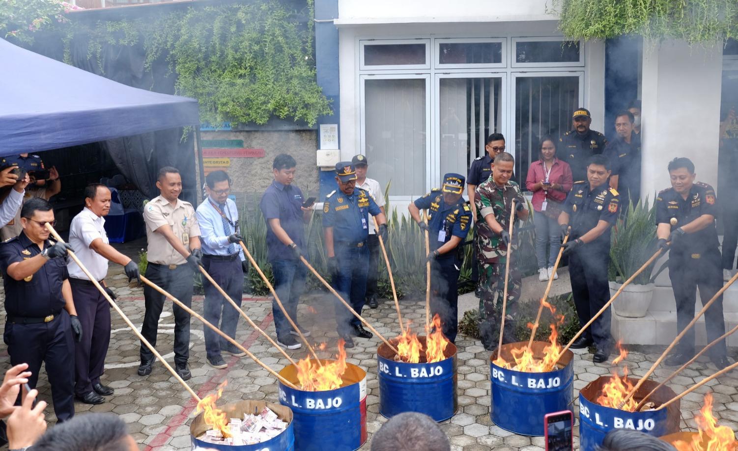 Musnahkan BKC Ilegal, Bea Cukai Amankan Ratusan Juta Potensi Kerugian Negara