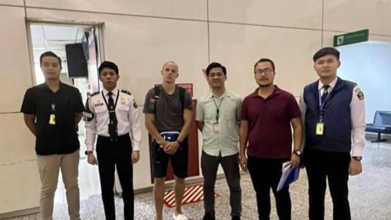 WNA Rusia Dideportasi gegara Berfoto Tak Senonoh di Gunung Agung Bali
