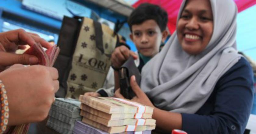 Wow! Jasa Penukaran Uang Untung Jutaan Rupiah per Hari