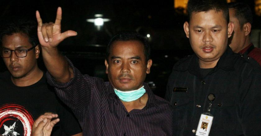 Tiba di KPK, Bupati Purbalingga Acungkan Salam Metal