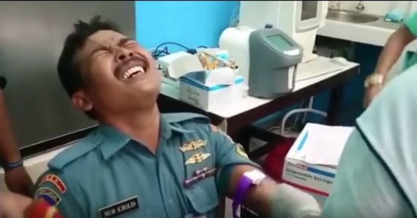 Kocak! Video Ekspresi Aparat Keamanan yang Takut Jarum Suntik