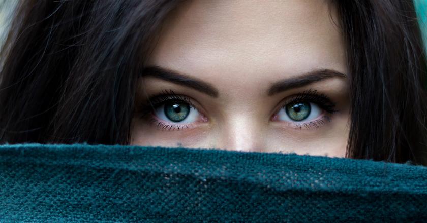 Orang Narsis Biasanya Punya Alis Tebal dan Terawat?