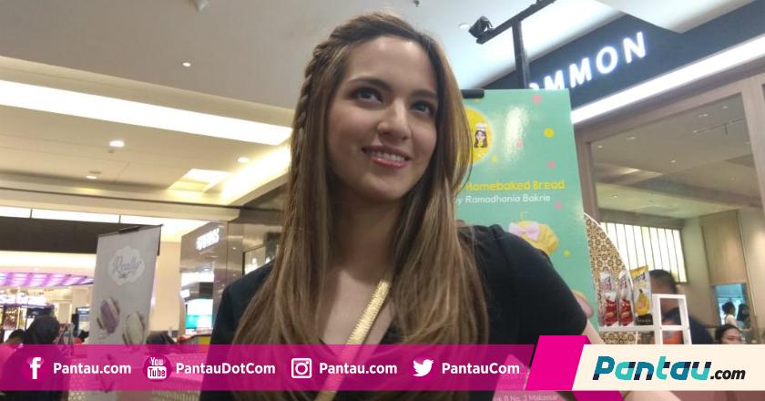 Balik ke Dunia Hiburan, Nia Ramadhani Sudah Izin Suami?