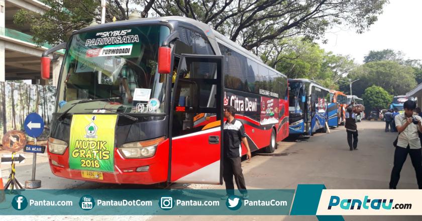 Kantor DPP Golkar Mendadak Berubah Menjadi Terminal Bus