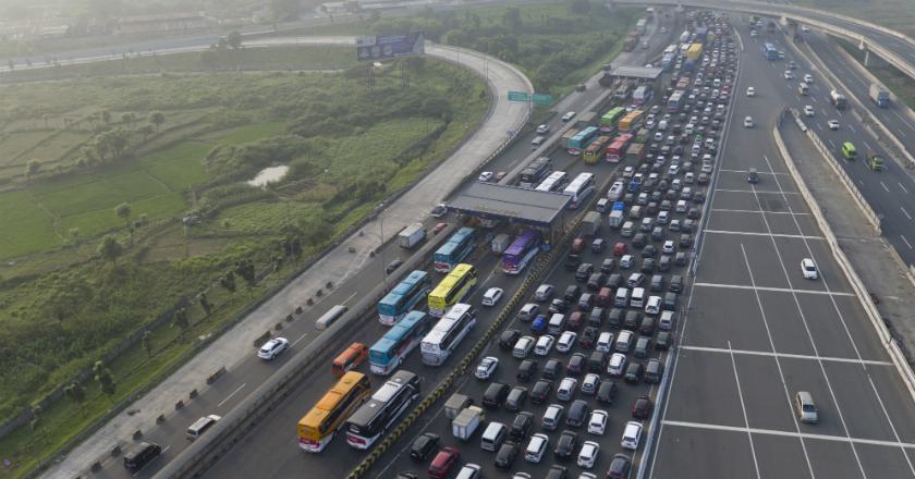 Tol Jakarta-Cikampek Padat, Petugas Berlakukan Contra Flow 12 Kilometer